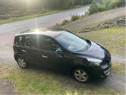 Svart Begagnad 2010 Renault Scénic III Minibuss | 39 500 kr (Marknadspris)