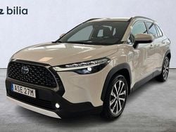 Vit Begagnad 2023 Toyota Corolla Cross Plus SUV | 369 800 kr (Marknadspris)
