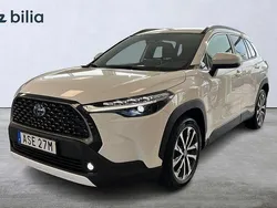 Vit Begagnad 2023 Toyota Corolla Cross Plus SUV | 374 800 kr (Marknadspris)