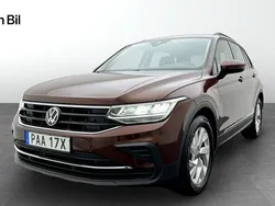 Brun Begagnad 2023 VW Tiguan SUV | 289 900 kr (Bra pris)