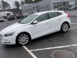 Vit Begagnad 2013 Volvo V40 Summum Halvkombi | 69 500 kr (Marknadspris)