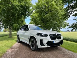 Vit Begagnad 2022 BMW iX3 M Sport SUV | 469 000 kr (Marknadspris)