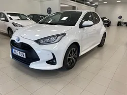 Vit Begagnad 2023 Toyota Yaris Hybrid Active Halvkombi | 219 900 kr (Marknadspris)