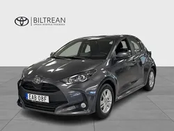 Mörkgrå Begagnad 2024 Toyota Yaris Hybrid Active Halvkombi | 244 000 kr (Marknadspris)