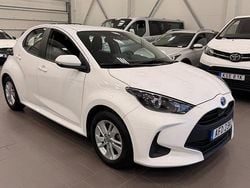 Vit Begagnad 2022 Toyota Yaris Hybrid Active Halvkombi | 189 500 kr (Bra pris)