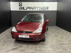 Mörkröd Begagnad 2003 Ford Focus Halvkombi | 27 000 kr (Marknadspris)