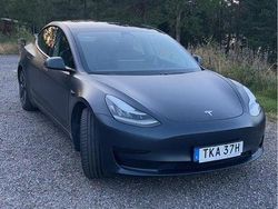 Blå Begagnad 2020 Tesla Model 3 Standard Range Plus Sedan | 280 000 kr (Marknadspris)