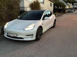 Vit Begagnad 2021 Tesla Model 3 Long Range AWD Sedan | 270 000 kr (Marknadspris)