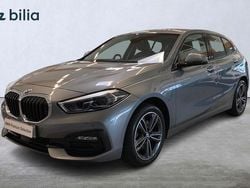 Grå Begagnad 2022 BMW 118 Sport Line Halvkombi | 229 000 kr (Marknadspris)