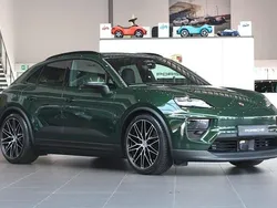Mörkgrön Ny 2025 Porsche Macan 4 Electric SUV | 1 208 800 kr (Dyr)