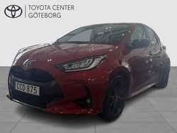 Röd Begagnad 2023 Toyota Yaris Hybrid Halvkombi | 234 900 kr (Marknadspris)