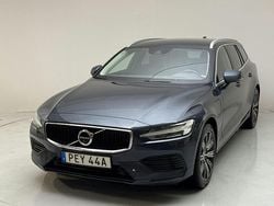 Mörkblå Begagnad 2020 Volvo V60 Momentum Kombi | 245 000 kr (Marknadspris)