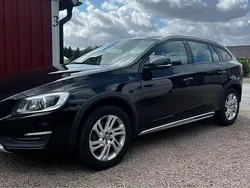 Svart Begagnad 2017 Volvo V60 CC Momentum Kombi | 170 000 kr (Superpris)