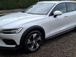 Vit Begagnad 2020 Volvo V60 CC SE Kombi | 289 000 kr (Marknadspris)