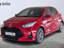 Röd Begagnad 2024 Toyota Yaris Hybrid Style Halvkombi | 299 900 kr (Marknadspris)
