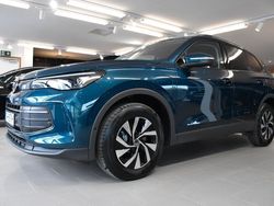 Mörkblå (nightshade blue metallic) Ny 2025 VW Tiguan Life SUV | 558 900 kr (Marknadspris)