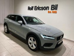 Grå Begagnad 2024 Volvo V60 CC Core Kombi | 419 500 kr (Marknadspris)