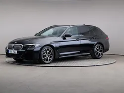 Svart Begagnad 2022 BMW 530e M Sport Kombi | 389 000 kr (Marknadspris)