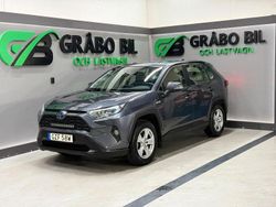 Mörkgrå (grå) Begagnad 2021 Toyota RAV4 Hybrid Active SUV | 279 900 kr (Lite dyr)