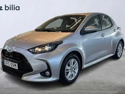 Silver Ny 2025 Toyota Yaris Hybrid Active Halvkombi | 254 900 kr (Marknadspris)