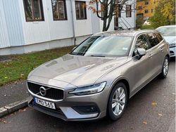 Grå Begagnad 2021 Volvo V60 Momentum Kombi | 295 000 kr (Marknadspris)