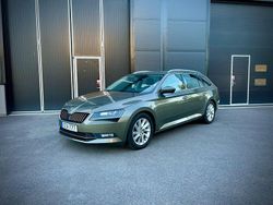 Ljusgrön Begagnad 2015 Skoda Superb Style Kombi | 99 900 kr (Dyr)