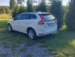 Vit Begagnad 2017 Volvo XC60 Momentum SUV | 210 000 kr (Bra pris)