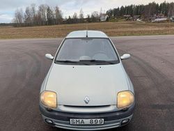 Ljusgrå (grå) Begagnad 2001 Renault Clio II Halvkombi | 13 500 kr (Marknadspris)