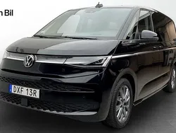 Svart Begagnad 2025 VW Multivan Style Minibuss | 849 900 kr