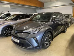 Mörkgrå Begagnad 2023 Toyota C-HR Edition SUV | 289 900 kr (Marknadspris)
