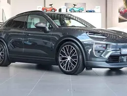Grå Ny 2025 Porsche Macan 4 Electric SUV | 989 000 kr