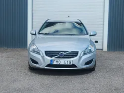 Ljusgrå (grå) Begagnad 2013 Volvo V60 Momentum Kombi | 129 000 kr (Marknadspris)