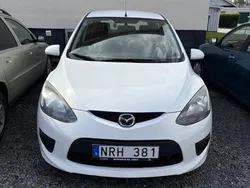 Vit Begagnad 2009 Mazda 2 Halvkombi | 40 000 kr (Marknadspris)