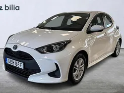 Vit Begagnad 2022 Toyota Yaris Hybrid Active Halvkombi | 214 800 kr (Marknadspris)