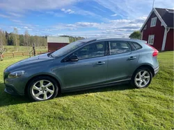 Blå Begagnad 2014 Volvo V40 CC Summum Kombi | 138 000 kr (Marknadspris)