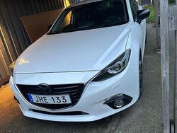 Vit Begagnad 2016 Mazda 3 Inclusive Halvkombi | 95 000 kr (Marknadspris)