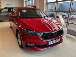 Röd (velvet red metallic) Ny 2025 Skoda Fabia Selection Halvkombi | 269 300 kr (Marknadspris)