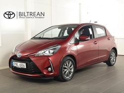 Röd Begagnad 2017 Toyota Yaris Hybrid Active Halvkombi | 149 900 kr (Marknadspris)