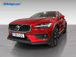 Röd Begagnad 2023 Volvo V60 CC Plus Kombi | 439 000 kr (Marknadspris)