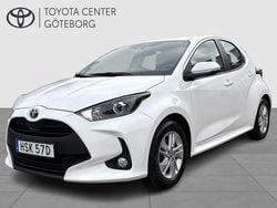 Vit Begagnad 2022 Toyota Yaris Hybrid Active Halvkombi | 219 900 kr (Marknadspris)