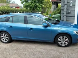Blå Begagnad 2014 Volvo V60 Momentum Kombi | 140 000 kr (Marknadspris)
