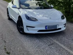 Vit Begagnad 2021 Tesla Model 3 Long Range Sedan | 279 000 kr (Marknadspris)