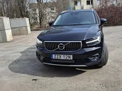 Svart Begagnad 2021 Volvo XC40 Momentum SUV | 245 000 kr (Marknadspris)
