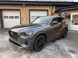 Grå (machine grey metallic) Ny 2024 Mazda CX-60 Homura-Line SUV | 587 600 kr (Bra pris)