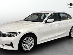 Vit (white) Begagnad 2020 BMW 330e Luxury Line Sedan | 219 900 kr (Marknadspris)