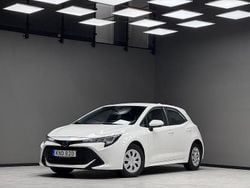 Vit Begagnad 2022 Toyota Corolla Hybrid Halvkombi | 239 900 kr (Marknadspris)