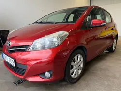 Röd Begagnad 2013 Toyota Yaris Active Halvkombi | 99 800 kr (Marknadspris)