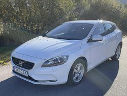 Vit Begagnad 2015 Volvo V40 Halvkombi | 120 000 kr (Marknadspris)