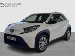 Vit Begagnad 2022 Toyota Aygo Play Halvkombi | 164 900 kr (Marknadspris)