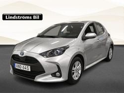 Silver Begagnad 2022 Toyota Yaris Hybrid Active Halvkombi | 224 900 kr (Marknadspris)